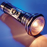 A corrente aquece o filamento numa lâmpada, fazendo com que esta emita luz