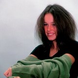 Quando nos vestimos, a carga elétrica da camisola é oposta à do nosso cabelo