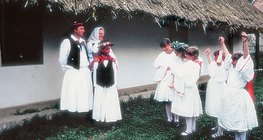 Pünkösdi királynézás (Luzsok, tájház)