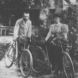 Пиер Кюри (1859–1906) и съпругата му Мария Кюри (1867–1934)