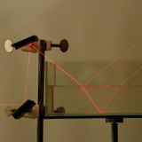 Refração e reflexão da luz laser nos limites entre ar e água e entre água e vidro