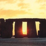 Stonehenge a nyári napforduló reggelén (Anglia, Kr. e. 1800–1500)