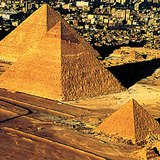 A gízai piramisok (Kr. e. 2550–2490, Egyiptom)