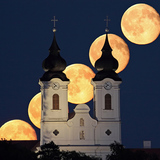 Серия от снимки на изгряващата пълна Луна.