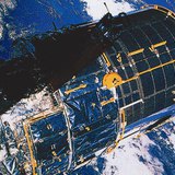 Hubble-teleskopet med Jorda i bakgrunnen