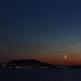 Луната, Регул, Марс и Сатурн, подредени за парад над езерото Балатон