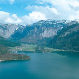 湖とその周辺の山々