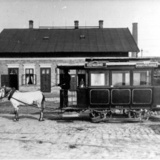 Вагон на релси, теглен от кон