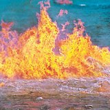 Горящ петрол на повърхността на водата