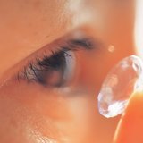 Colocação numa lente de contato