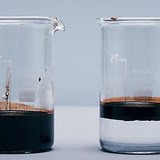 Нефтът остава на повърхността на водата