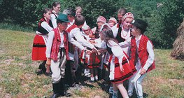 Gyermekek kiolvasót játszanak (Siklód, Sóvidék)