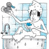 Gumikacsával fürdőző fiú