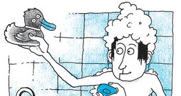 Gumikacsával fürdőző fiú