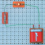 Kapalı devrede elektronlar negatif kutuptan pozitif kutba doğru hareket ederler.