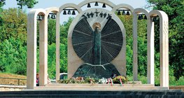 V. Majzik Mária képzőművész Himnusz-szobra Budakeszin (2006. május)