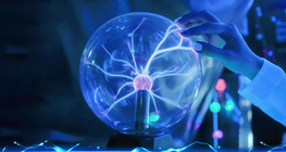 Kuka keksi, että atomin ydin on positiivinen?